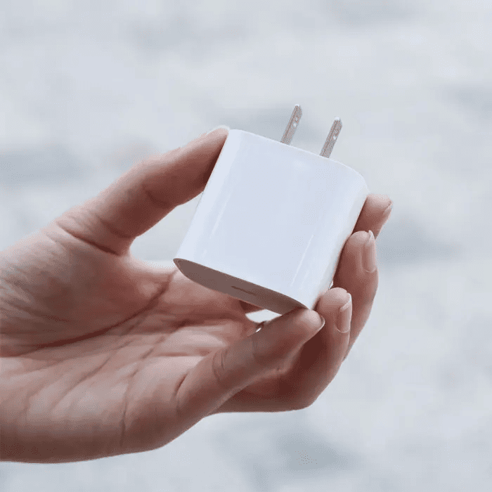 Củ sạc nhanh iPhone 20W nhỏ gọn cầm trên tay, thiết kế tối giản